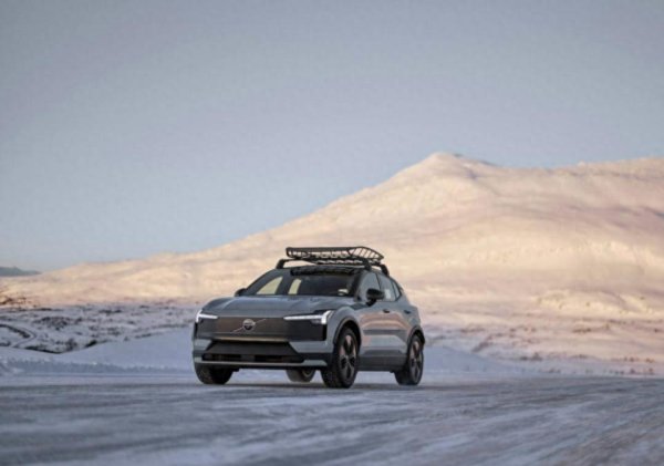 最专业的股票配资 新晋爆款沃尔沃EX30 CC：高级质感硬刚Smart#1！